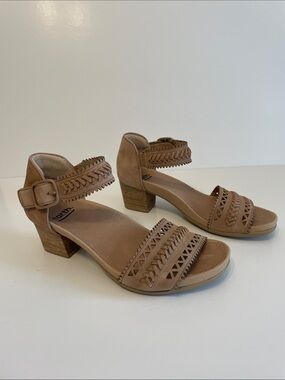 Earth “Ivy Seneca” Neutral Colour Sandals